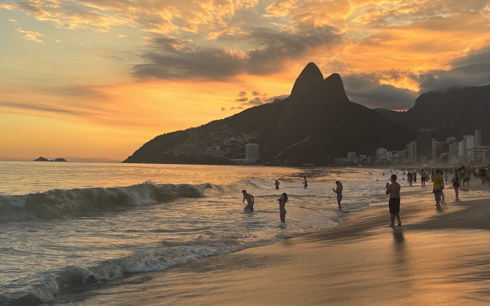 Sonnenuntergang über Ipanema mit den Dois Irmãos – Blick von Posto 6
