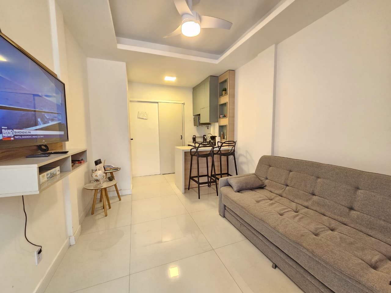 Wohnzimmer mit Sofa und Smart-TV