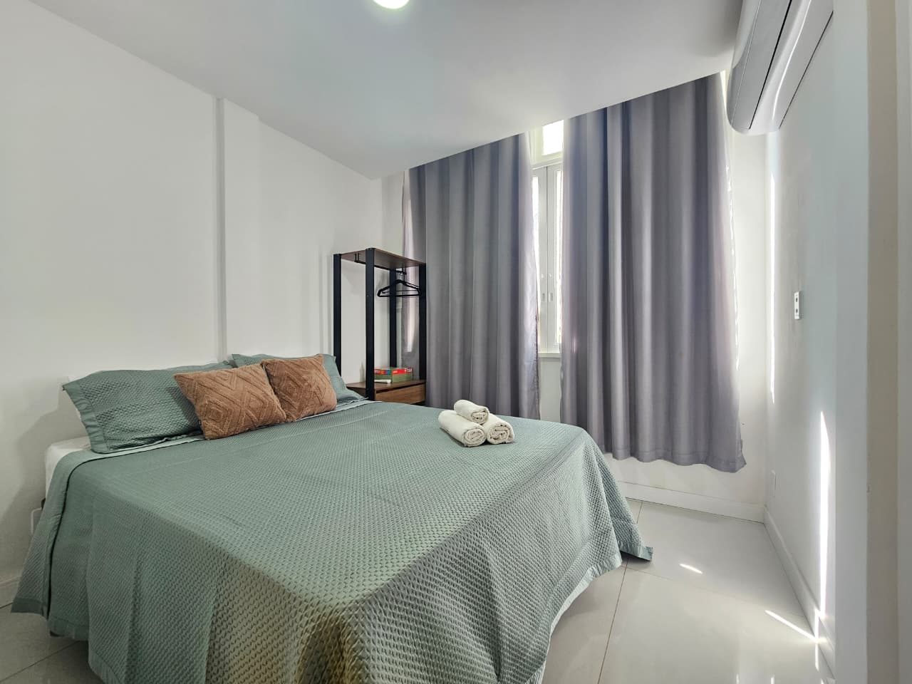 Schlafzimmer mit Queensize-Bett und Klimaanlage