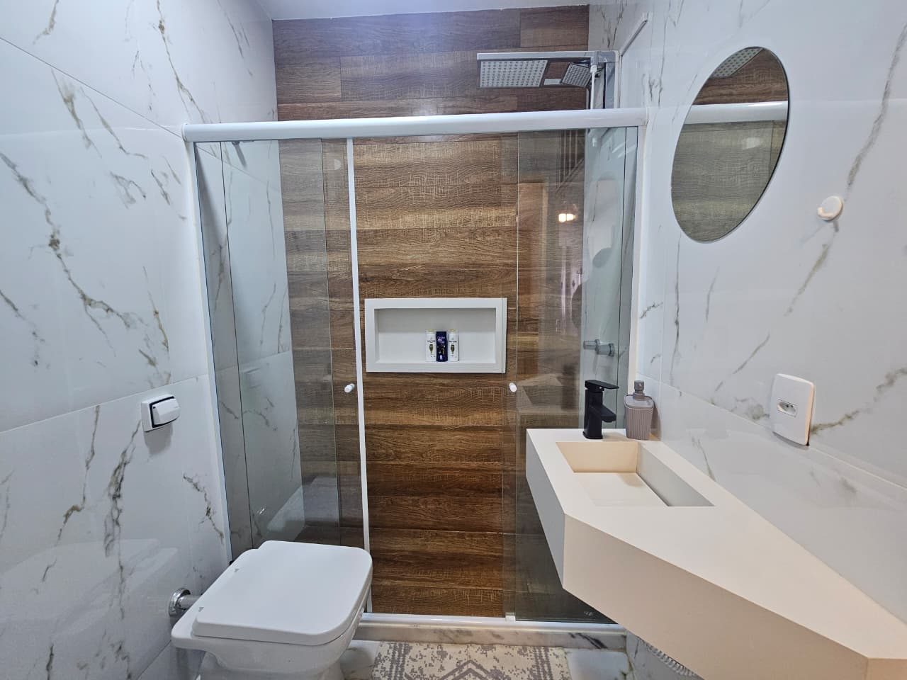 Modernes Badezimmer mit Regendusche